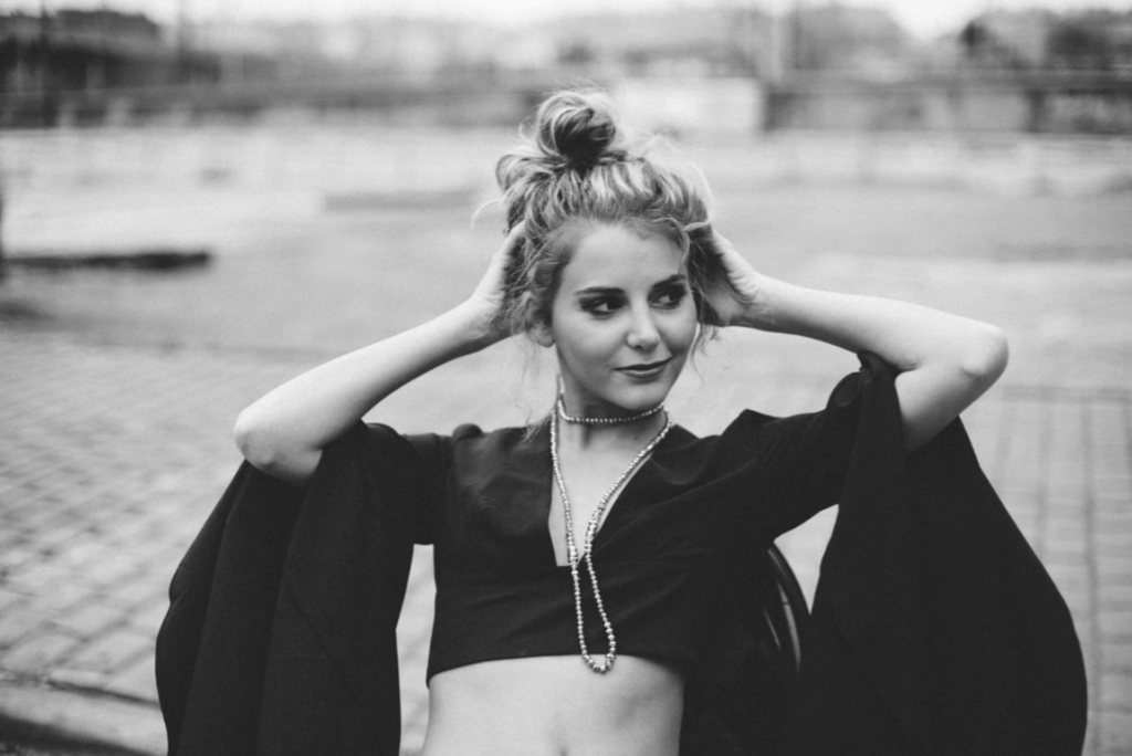 Mulher feliz e autoconfiante