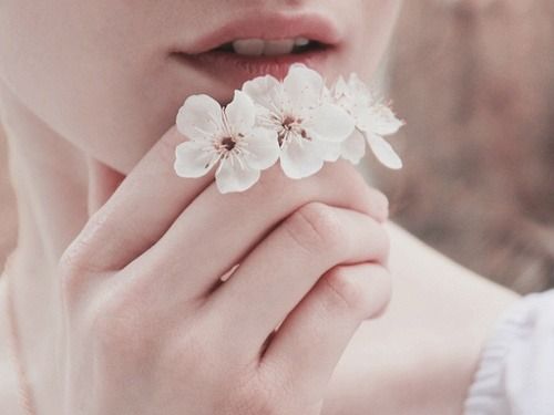 Mulher com flores recebidas de pretendente