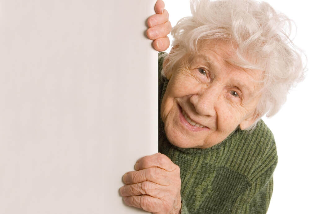 Mulher idosa bem-humorada