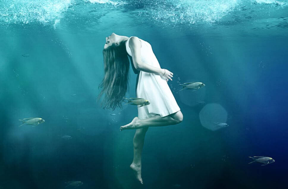 mulher-no-fundo-do-mar