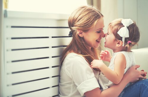 Mãe cuidando de filha que não tem pai