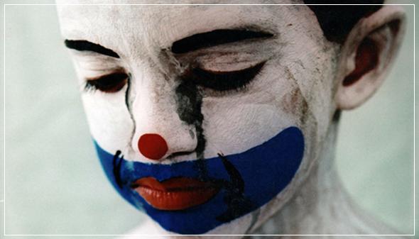 menina-pintada-de-palhaco-chorando