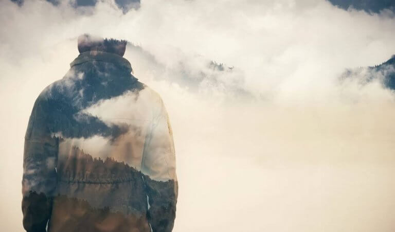 Homem em meio a nuvens e neblina