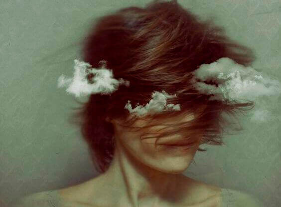Mulher com nuvens na cabeça