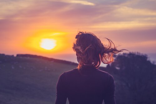 mulher-vendo-por-do-sol