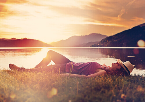 mulher-relaxando-natureza Por que precisamos dormir?