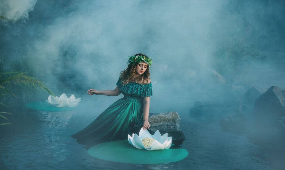 Mulher no meio de um lago