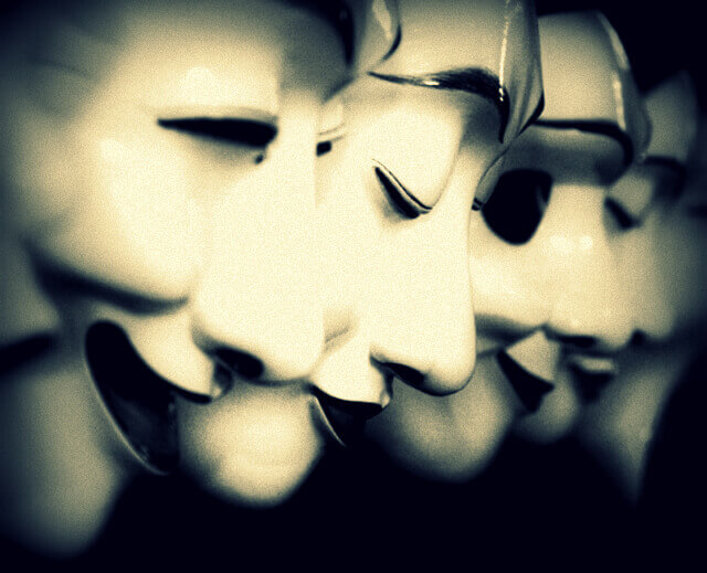 A máscara da meia verdade