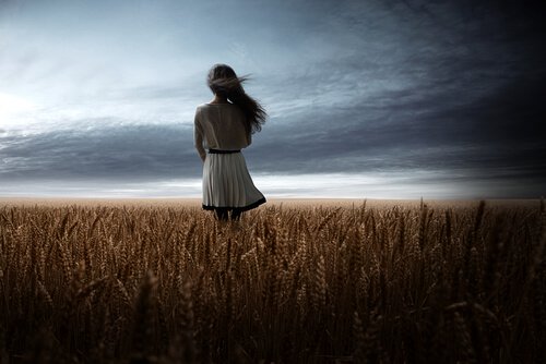 Mulher em campo de trigo
