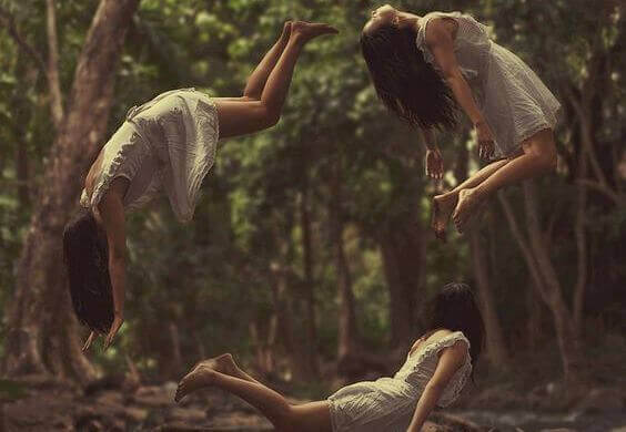 Mulher voando em círculos