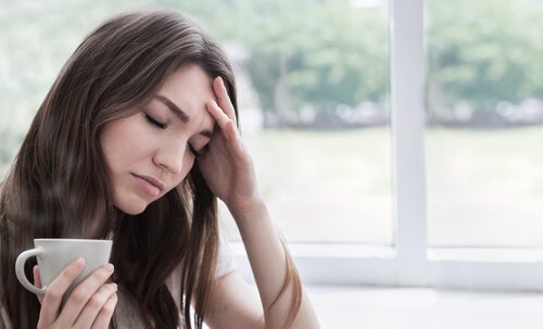 Mulher enfrentando emoções difíceis