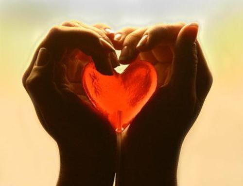Mãos segurando coração