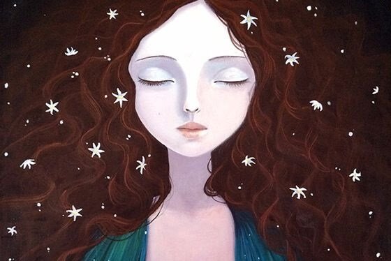 Mulher meditando de olhos fechados