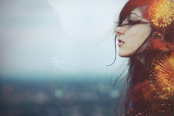 Mulher lidando com suas distorções cognitivas