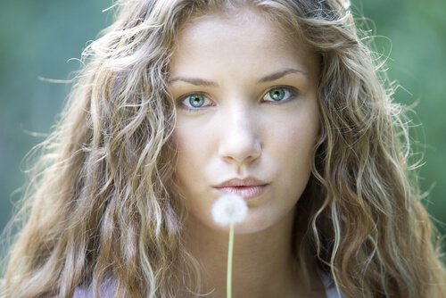 Mulher com dente de leão