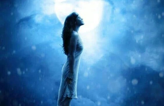 Mulher pensando no que quer conseguir na vida