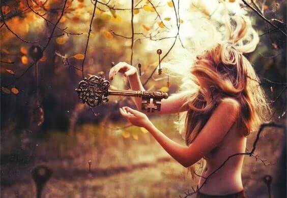 Mulher com chave enorme