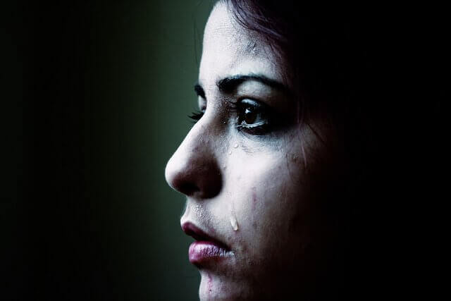 Mulher sentindo tristeza