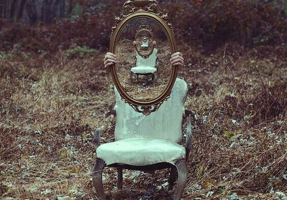 Cadeira e espelho