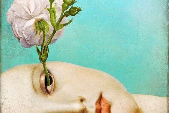 Mulher com flor saindo de seu olho