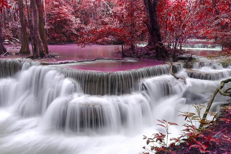 Cachoeira em floresta vermelha