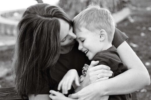 Mãe abraçando seu filho