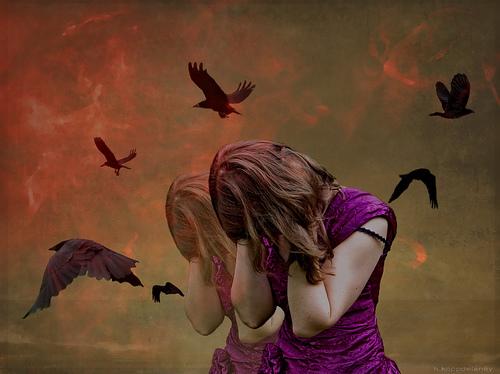 Mulher sofrendo por vampiros emocionais