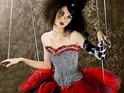 Marionete representando manipulação dos vampiros emocionais