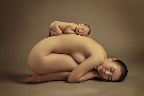 Mãe posando com seu bebê
