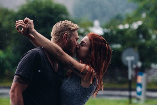 Casal se beijando