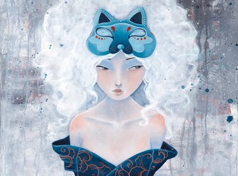 Mulher com máscara de lobo