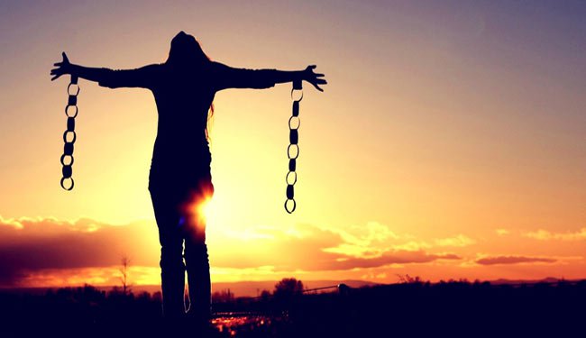 Mulher se libertando de suas correntes