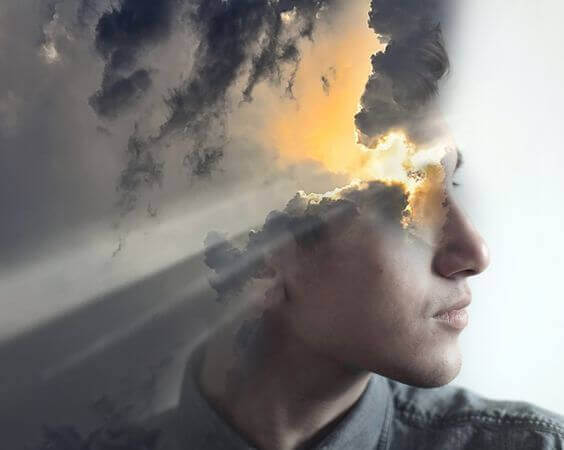 Homem pensando em como construir o seu sucesso