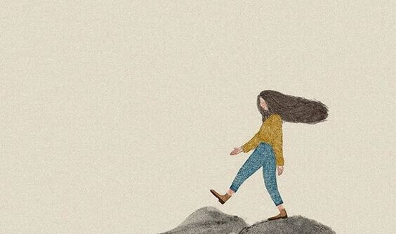 Mulher caminhando eliminando o estresse