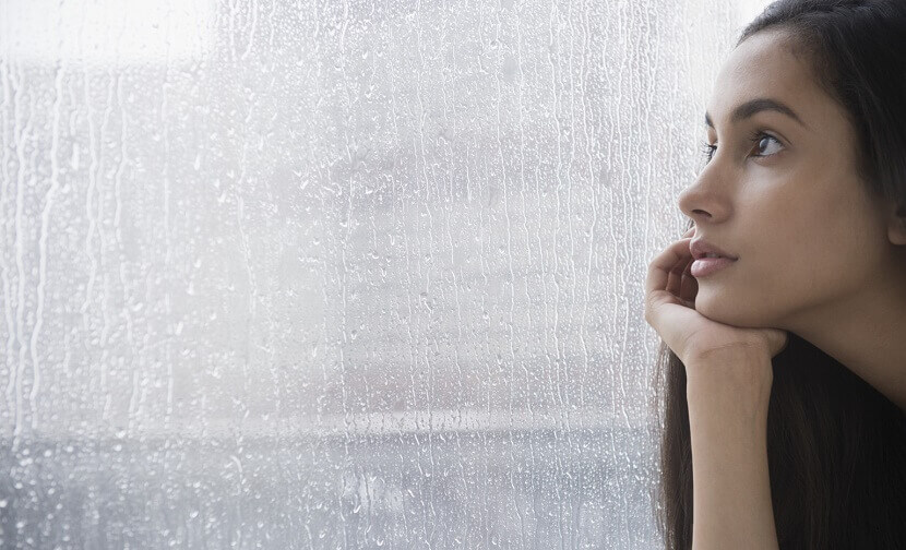 Adolescente triste pensando em sua vida