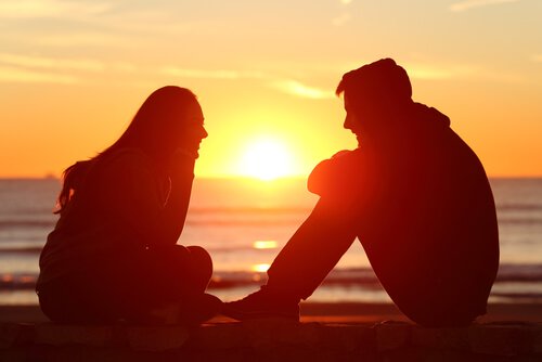 Casal conversando no por do sol