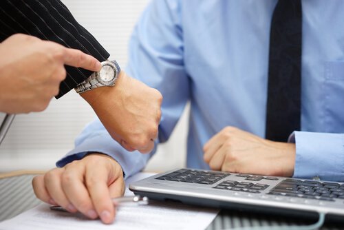 Chefe tóxico pressionando funcionário