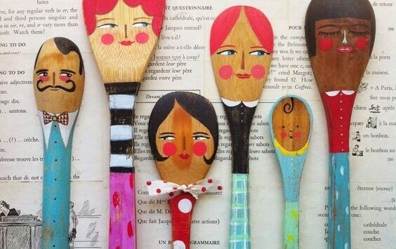 Colheres com desenhos de família