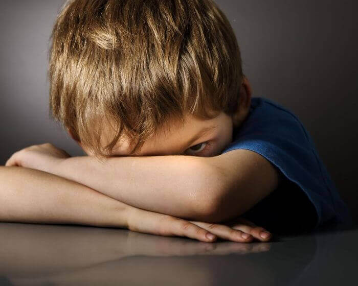 Menino com esquizofrenia infantil