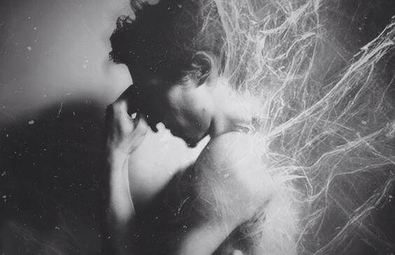 Homem lidando com depressão encoberta