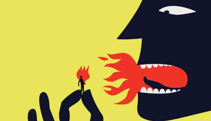 Homem cuspindo fogo em homem minúsculo