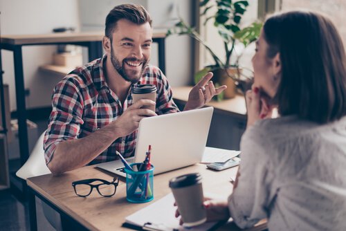Homem recebendo elogio de colega de trabalho