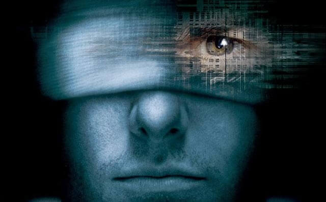 Homem vendado com um olho à mostra