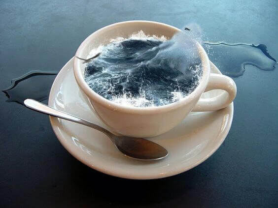 Mar agitado dentro de xícara