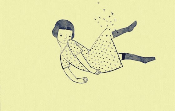 Jovem usando vestido de bolinhas