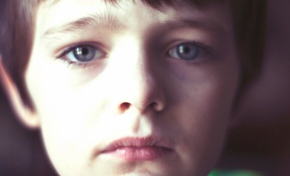 Menino com expressão triste