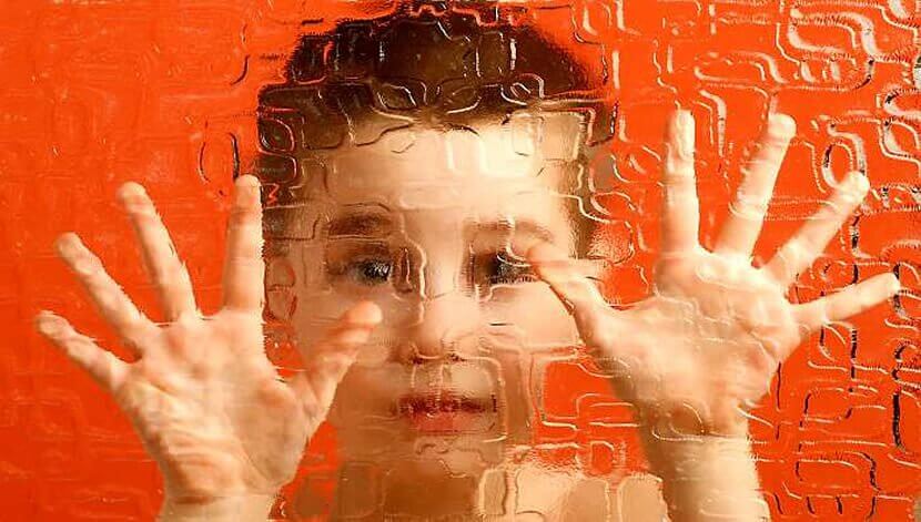 menino-maos-vidro Esquizofrenia infantil, um desafio do presente para o futuro