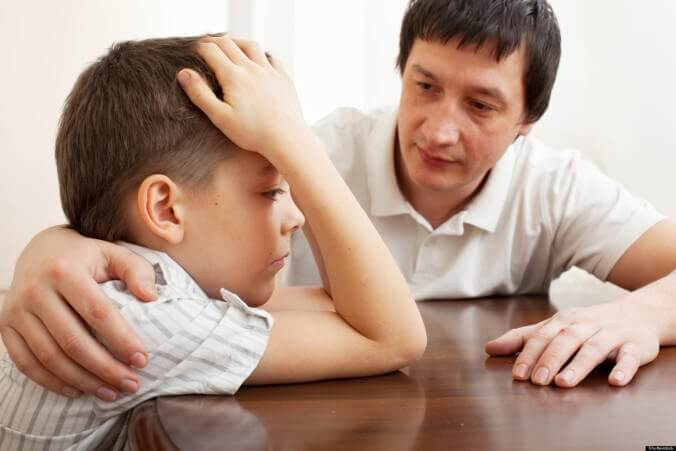 Menino com esquizofrenia infantil