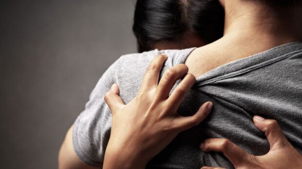 mulher-abraçando-parceiro A insegurança é a principal causa das relações tóxicas
