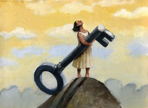 Mulher segurando chave e olhando para o céu